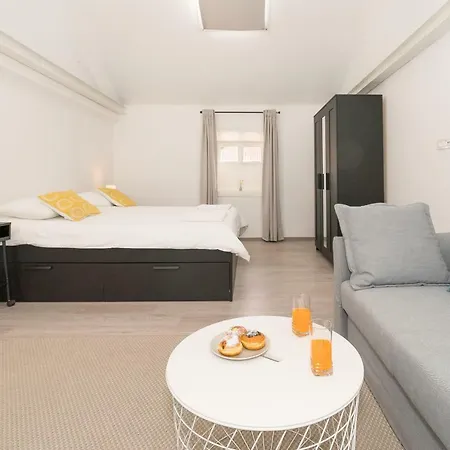 Apartment Loft At Republic Square Split