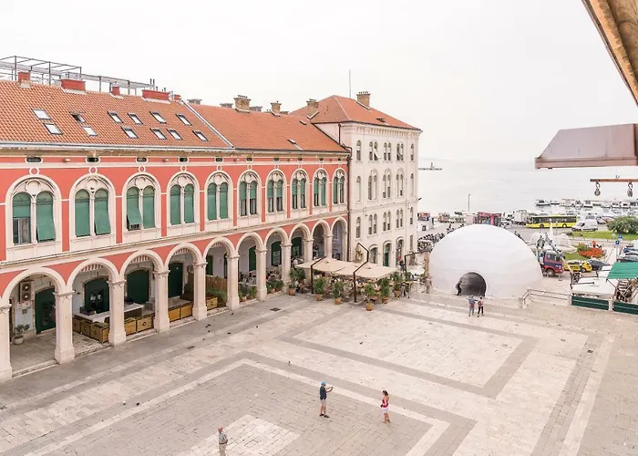 Loft At Republic Square Split