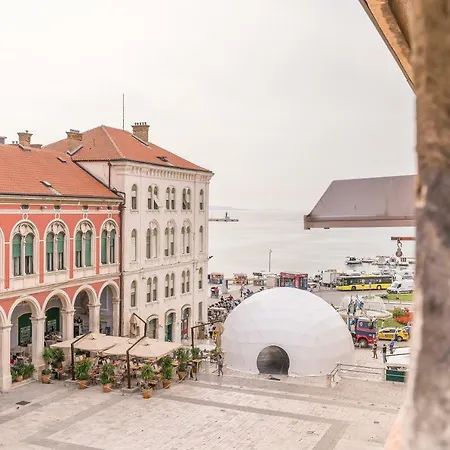 Loft At Republic Square דירה